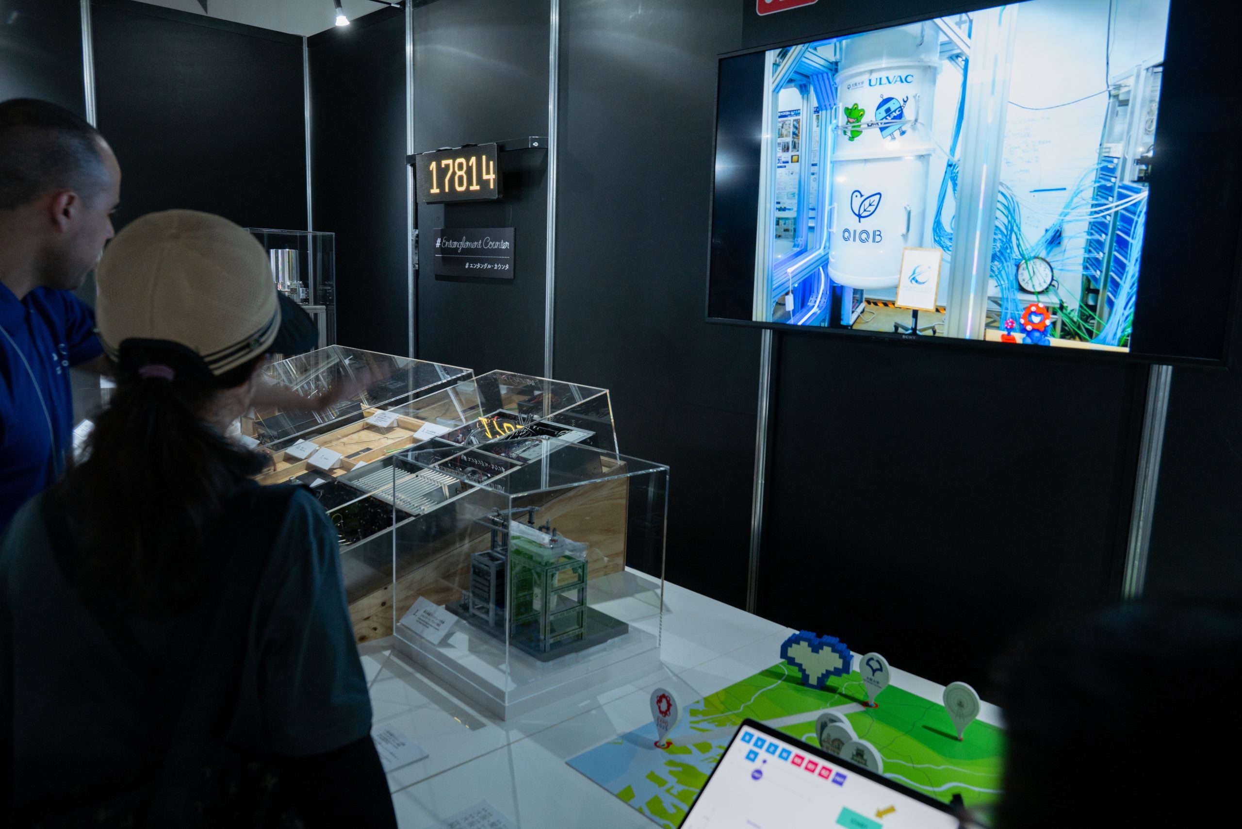 大阪大学《超伝導方式量子コンピュータ展示》　大阪大学豊中キャンパス実験室のライブ配信の様子